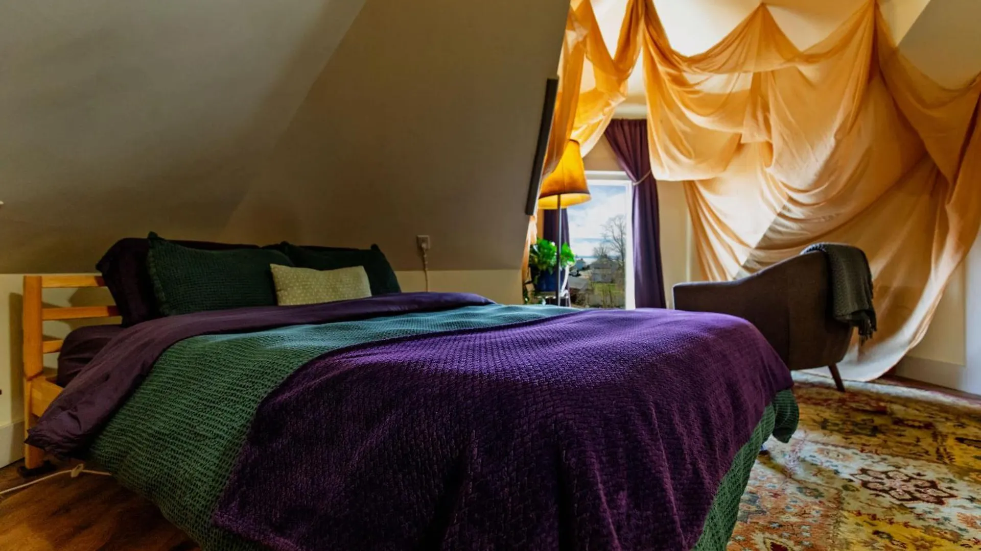 Centrally Located With Views * Берлингтон